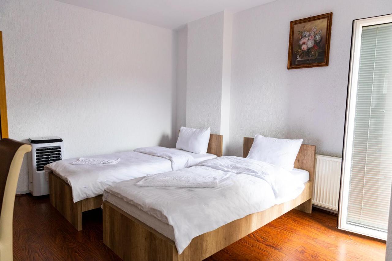 Hotel Park Pristina Exteriör bild